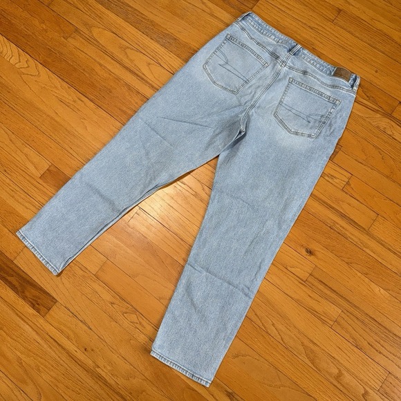 American Eagle Mom Jeans 14 Light Wash High Rise Relaxed Tapered Strigid Denim - Picture 8 of 12